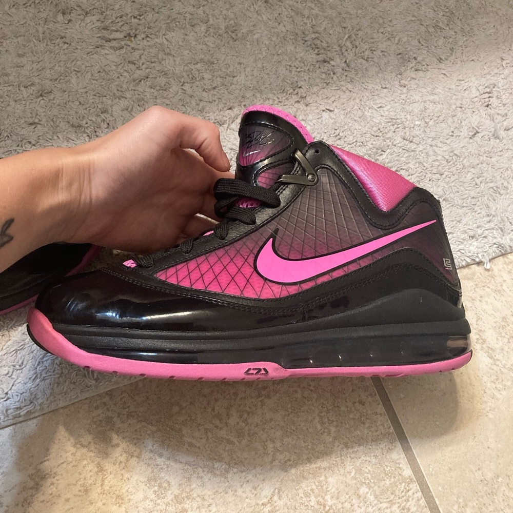 Nike CLASSIC LeBron James Breast Cancer Sneakers - 8/12/2009 🏀 - Picture 16 of 16
